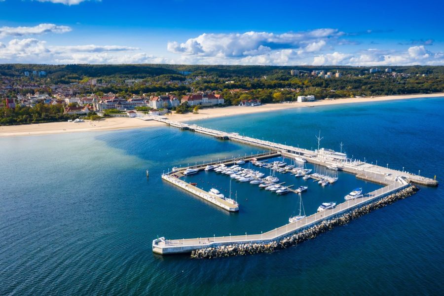 sopot Zdjęcie molo w Sopocie z widokiem na morze, miejsce sprzyjające integracji i relaksowi podczas szkoleń wyjazdowych